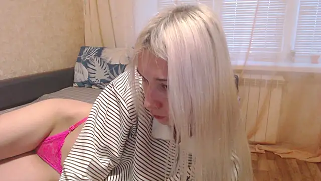 Snapshot of maybe_doll chatting on 12/15/25, 12:53 maybe doll online show from 12/15/25, 12:53