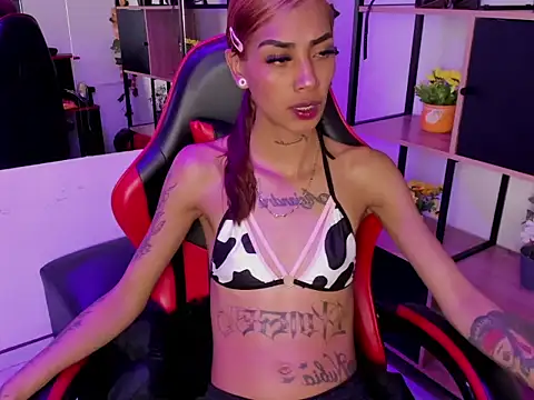Snapshot of KarlaSlutSkinny__ chatting on 12/19/25, 03:24 KarlaSlutSkinny online show from 12/19/25, 03:24