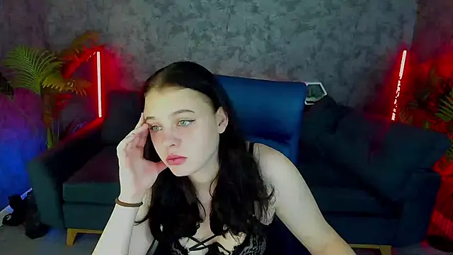 Snapshot of SnowWhiti chatting on 11/23/25, 06:24 SnowWhiti online show from 11/23/25, 06:24