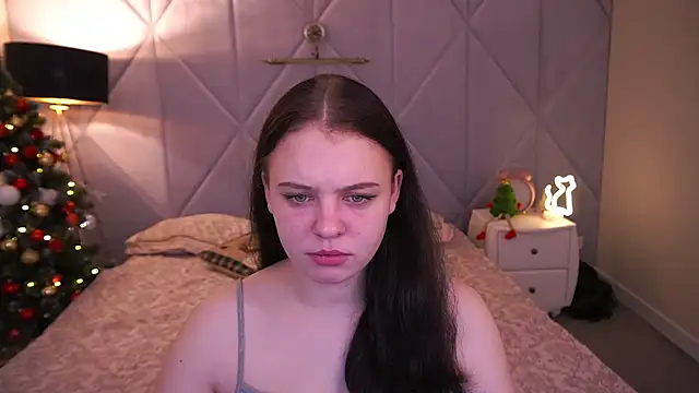 Snapshot of SnowWhiti chatting on 12/14/25, 06:41 SnowWhiti online show from 12/14/25, 06:41