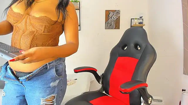 Snapshot of daniella_molina1 chatting on 10/11/25, 08:29 daniella molina1 online show from 10/11/25, 08:29