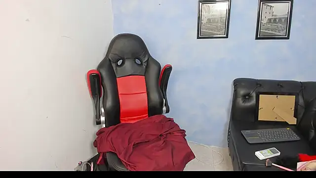 Snapshot of daniella_molina1 chatting on 10/15/25, 12:22 daniella molina1 online show from 10/15/25, 12:22