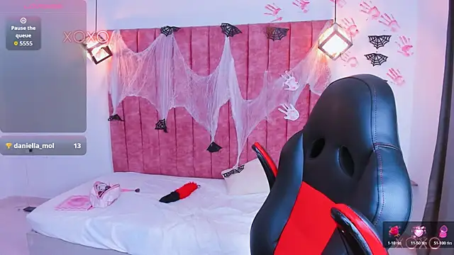 Snapshot of daniella_molina1 chatting on 10/25/25, 10:48 daniella molina1 online show from 10/25/25, 10:48