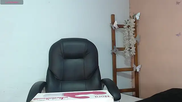 Snapshot of SweetRenata_ chatting on 11/26/25, 11:22 SweetRenata online show from 11/26/25, 11:22