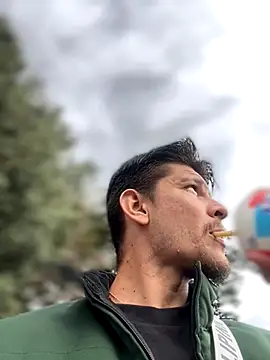 Snapshot of Nick_Juniorr chatting on 10/29/25, 08:43 Nick Juniorr online show from 10/29/25, 08:43