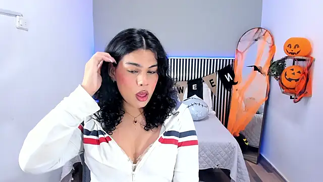 Snapshot of Little_Alli chatting on 10/27/25, 07:40 Little Alli online show from 10/27/25, 07:40