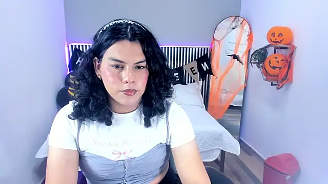 Snapshot of Little_Alli chatting on 10/29/25, 08:32 Little Alli online show from 10/29/25, 08:32