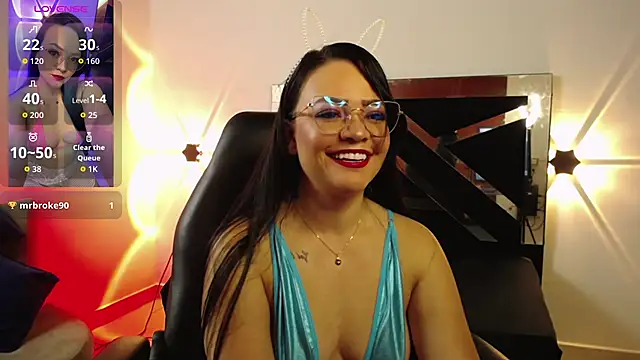 Snapshot of LeeluFox chatting on 10/22/25, 02:01 LeeluFox online show from 10/22/25, 02:01