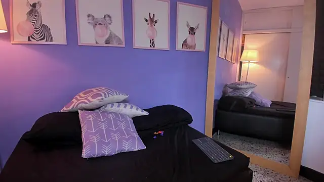 TanishaReyes online show from 10/31/25, 07:59