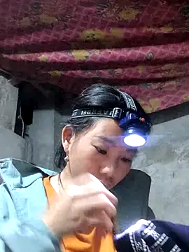 Snapshot of gio-thu chatting on 03/05/26, 02:13 gio-thu online show from 03/05/26, 02:13