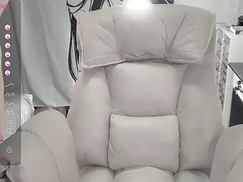 Snapshot of QiQi-779 chatting on 10/11/25, 04:44 QiQi-779 online show from 10/11/25, 04:44