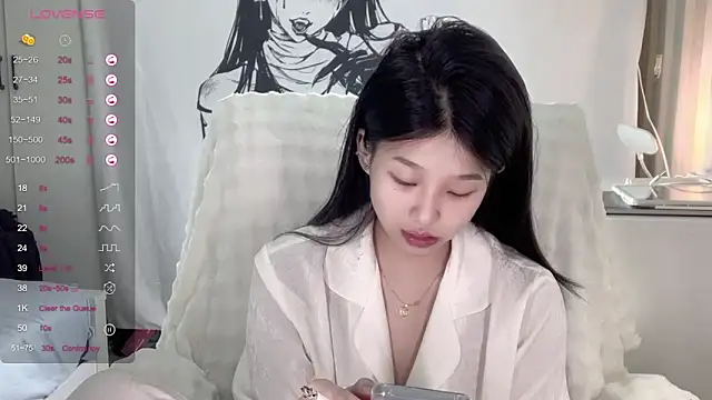 Snapshot of QiQi-779 chatting on 10/24/25, 02:24 QiQi-779 online show from 10/24/25, 02:24