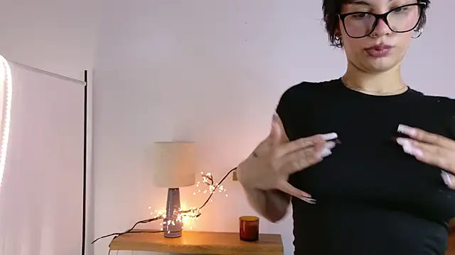 Snapshot of LoraShines chatting on 11/18/25, 07:46 LoraShines online show from 11/18/25, 07:46