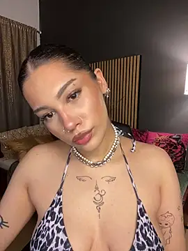 LoraShines online show from 06/20/26, 10:51