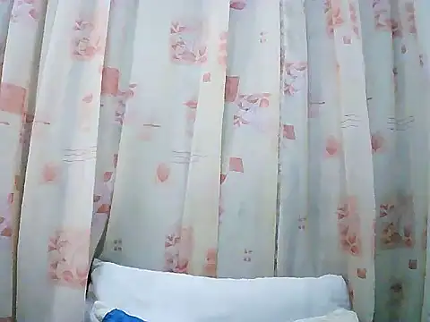 JuicyLipsXx1 online show from 10/15/25, 08:09