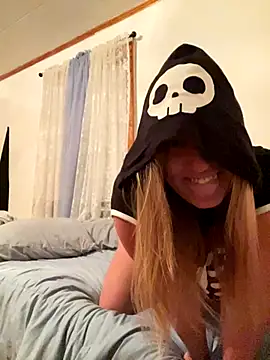 Snapshot of SugarMilkandHoney chatting on 10/24/25, 01:24 SugarMilkandHoney online show from 10/24/25, 01:24