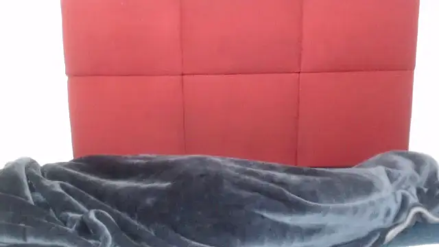 Snapshot of ZuriVixen chatting on 11/25/25, 03:17 ZuriVixen online show from 11/25/25, 03:17