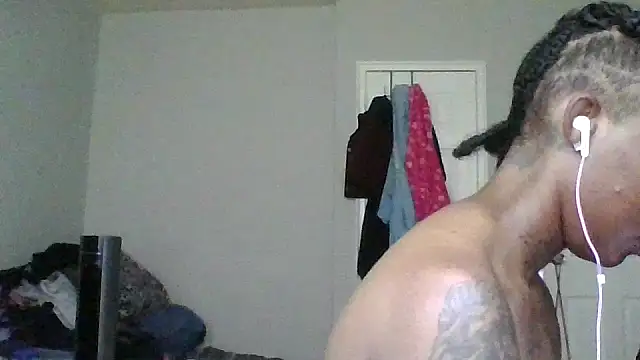 Snapshot of dezzidavill chatting on 05/18/26, 06:03 dezzidavill online show from 05/18/26, 06:03