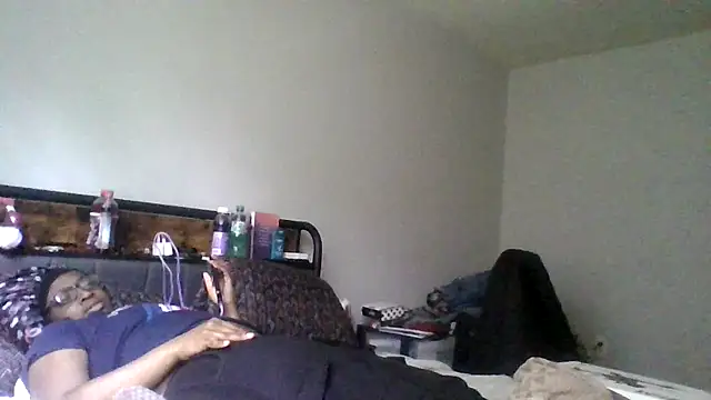 Snapshot of dezzidavill chatting on 05/21/26, 04:14 dezzidavill online show from 05/21/26, 04:14