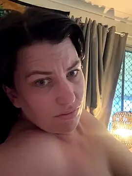 Snapshot of oceanGal25 chatting on 12/02/25, 01:33 oceanGal25 online show from 12/02/25, 01:33