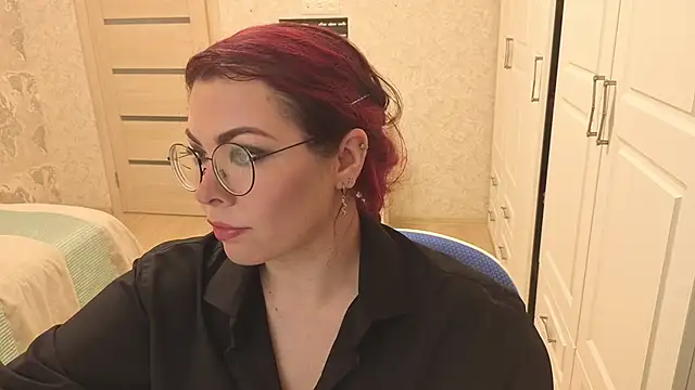 EmiStevens online show from 10/30/25, 07:54