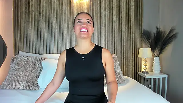 Snapshot of VanneCamiel chatting on 11/17/25, 12:11 VanneCamiel online show from 11/17/25, 12:11