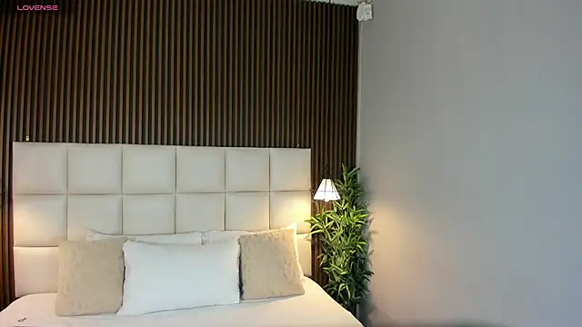 Snapshot of VanneCamiel chatting on 12/02/25, 11:37 VanneCamiel online show from 12/02/25, 11:37