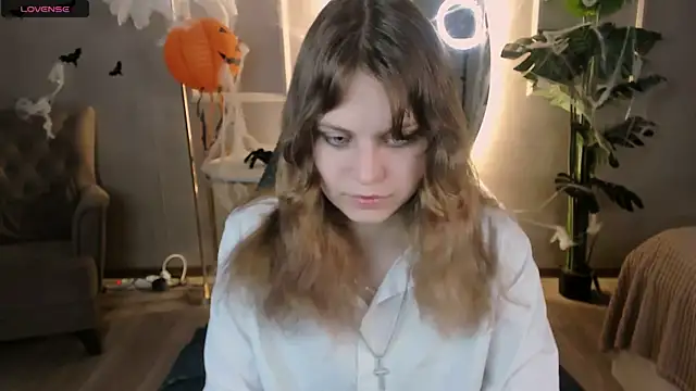 Snapshot of Ame_Chan chatting on 10/27/25, 02:10 Ame Chan online show from 10/27/25, 02:10