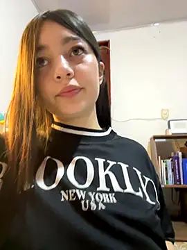 Snapshot of __Lorelain__ chatting on 11/12/25, 10:09 Lorelain online show from 11/12/25, 10:09