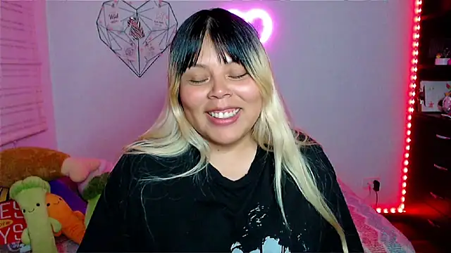 Snapshot of EllieMoonX chatting on 12/20/25, 01:12 EllieMoonX online show from 12/20/25, 01:12