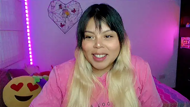 Snapshot of EllieMoonX chatting on 04/17/26, 11:08 EllieMoonX online show from 04/17/26, 11:08
