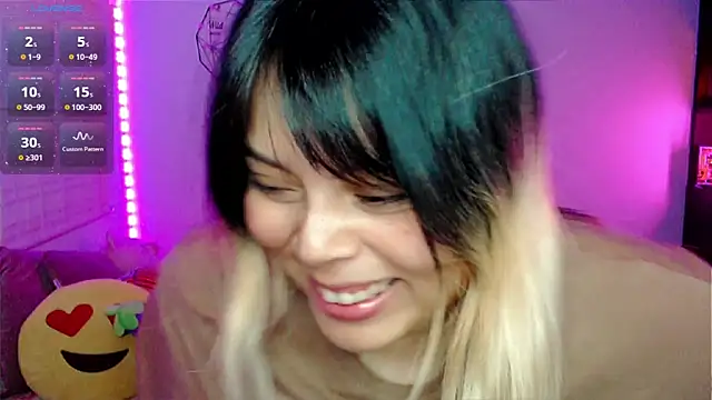 Snapshot of EllieMoonX chatting on 04/22/26, 12:02 EllieMoonX online show from 04/22/26, 12:02
