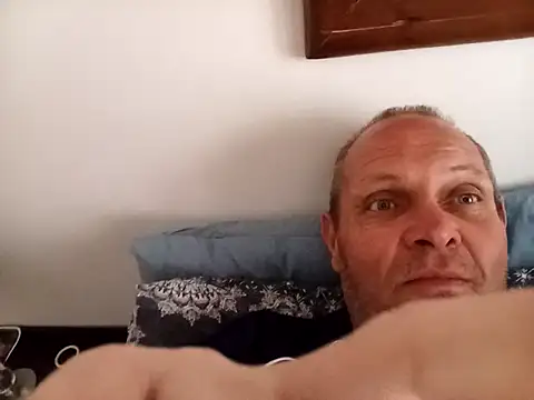 Snapshot of LyrateMarathon chatting on 10/17/25, 09:34 LyrateMarathon online show from 10/17/25, 09:34