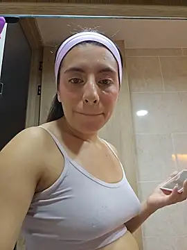 Snapshot of Meganthomson chatting on 11/14/25, 02:32 Meganthomson online show from 11/14/25, 02:32