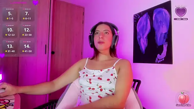 Snapshot of Meganthomson chatting on 11/24/25, 11:37 Meganthomson online show from 11/24/25, 11:37