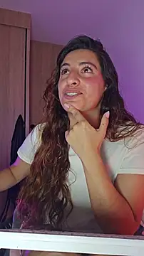 Snapshot of Meganthomson chatting on 12/17/25, 02:28 Meganthomson online show from 12/17/25, 02:28