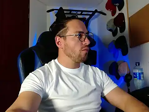 Snapshot of kurt_xx chatting on 11/12/25, 12:38 kurt xx online show from 11/12/25, 12:38