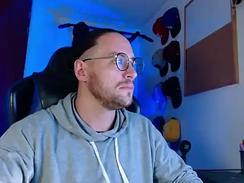 Snapshot of kurt_xx chatting on 11/19/25, 02:39 kurt xx online show from 11/19/25, 02:39