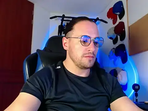 Snapshot of kurt_xx chatting on 11/24/25, 03:34 kurt xx online show from 11/24/25, 03:34