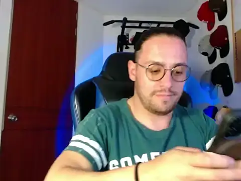 Snapshot of kurt_xx chatting on 11/28/25, 04:42 kurt xx online show from 11/28/25, 04:42