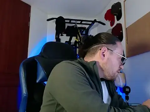 Snapshot of kurt_xx chatting on 12/02/25, 12:43 kurt xx online show from 12/02/25, 12:43