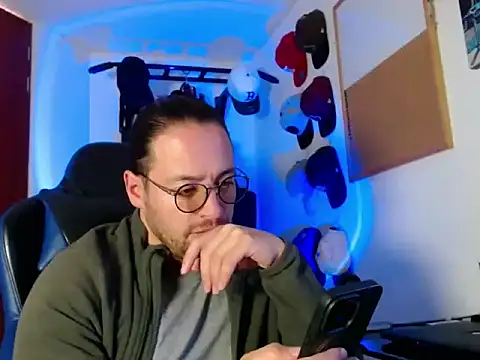 Snapshot of kurt_xx chatting on 12/14/25, 01:27 kurt xx online show from 12/14/25, 01:27