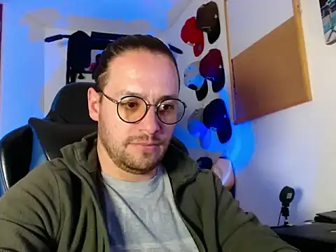 Snapshot of kurt_xx chatting on 12/15/25, 12:20 kurt xx online show from 12/15/25, 12:20