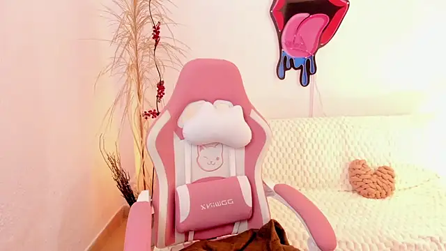 EmmaMyers1 online show from 10/24/25, 11:01