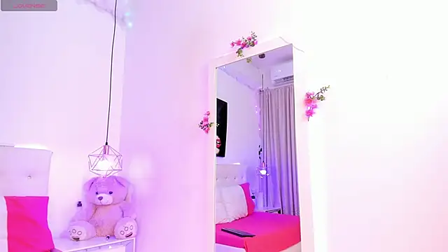 Snapshot of Nara_Pink chatting on 12/15/25, 02:32 Nara Pink online show from 12/15/25, 02:32