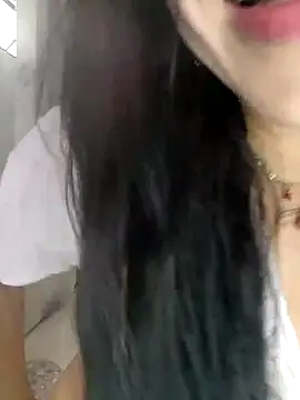 Snapshot of you_yuyuu chatting on 10/27/25, 04:22 you yuyuu online show from 10/27/25, 04:22
