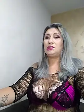 Snapshot of LilithGreenn chatting on 10/29/25, 08:27 LilithGreenn online show from 10/29/25, 08:27