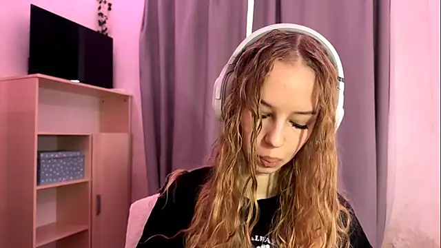 LunaCrave online show from 10/15/25, 05:18