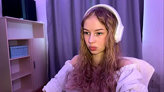 LunaCrave online show from 10/21/25, 10:27