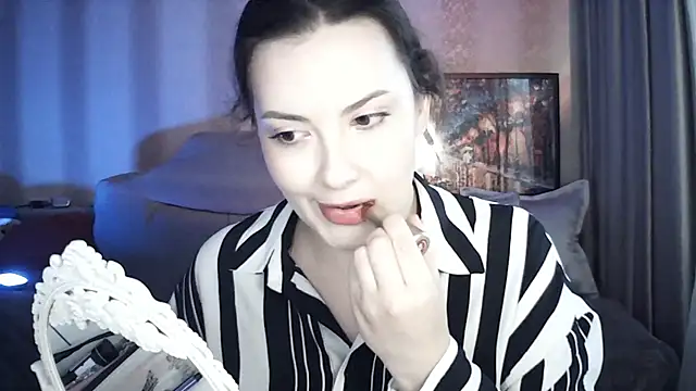 MoodieMira online show from 06/17/26, 05:25